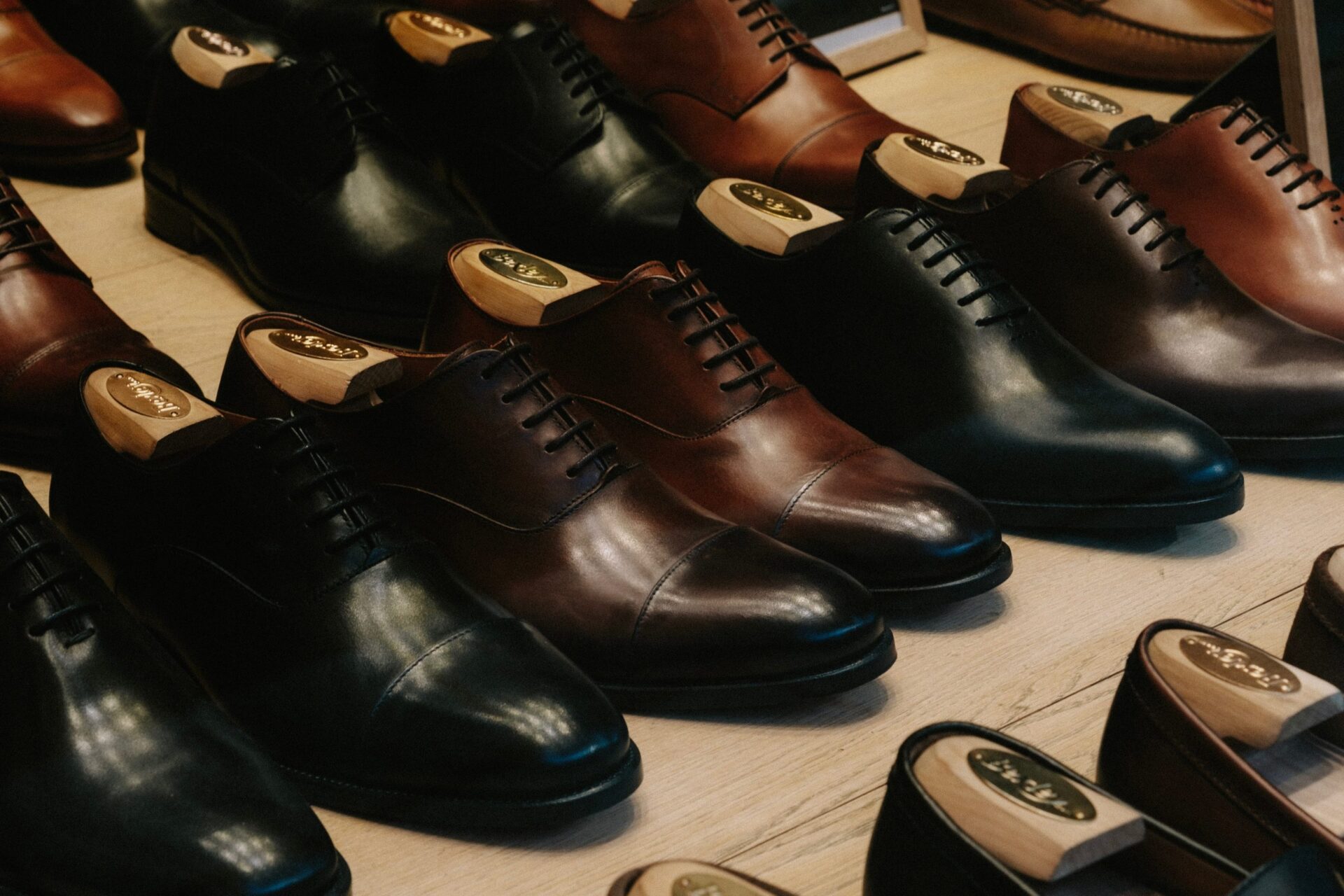 According to Vastu, shoes and slippers of this color should not be worn by mistake! Otherwise there will be damage
