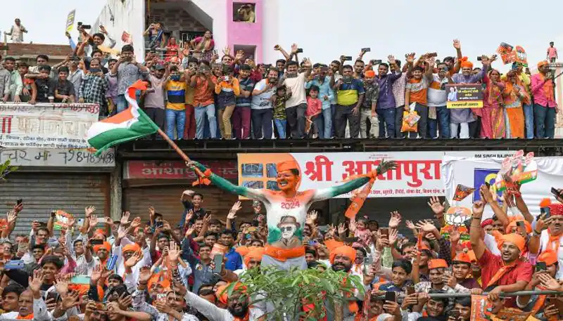 ગુજરાતીઓએ નરેન્દ્ર મોદીનું અનોખી રીતે કર્યું સ્વાગત, તો નરેન્દ્ર મોદીએ પણ કર્યું અનોખુ અભિવાદન. 4 2 2