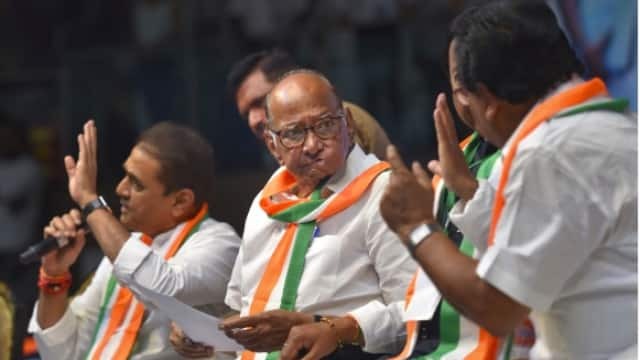 NCP Political Crisis: NCPમાં વિભાજન બાદ હવે કાકા-ભત્રીજાની અગ્નિ પરીક્ષા? ECIએ અજીત ગુટ અને શરદ પવારને આ સૂચનાઓ આપી હતી 2 NCP Political Crisis NCPમાં વિભાજન બાદ હવે કાકા ભત્રીજાની અગ્નિ પરીક્ષા