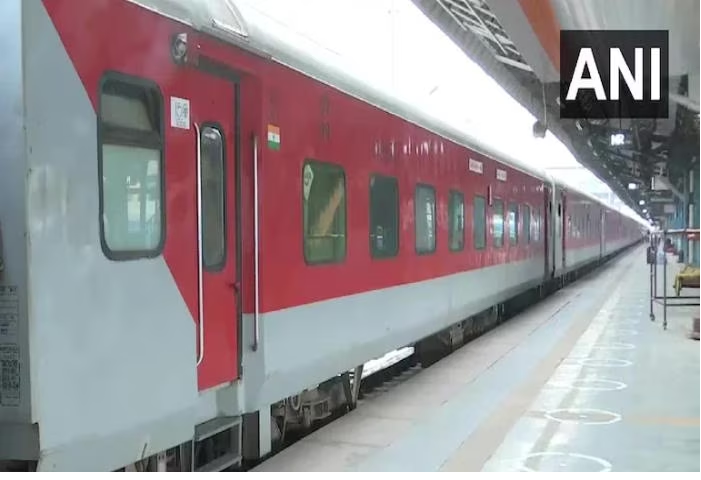 Indian Railway Rules: જો તમે ટ્રેન ચૂકી જાઓ છો, તો શું તમે તે જ ટિકિટ પર બીજી ટ્રેનમાં મુસાફરી કરી શકશો, અહીં જાણો- રેલ્વેના નિયમો શું છે? 1 train