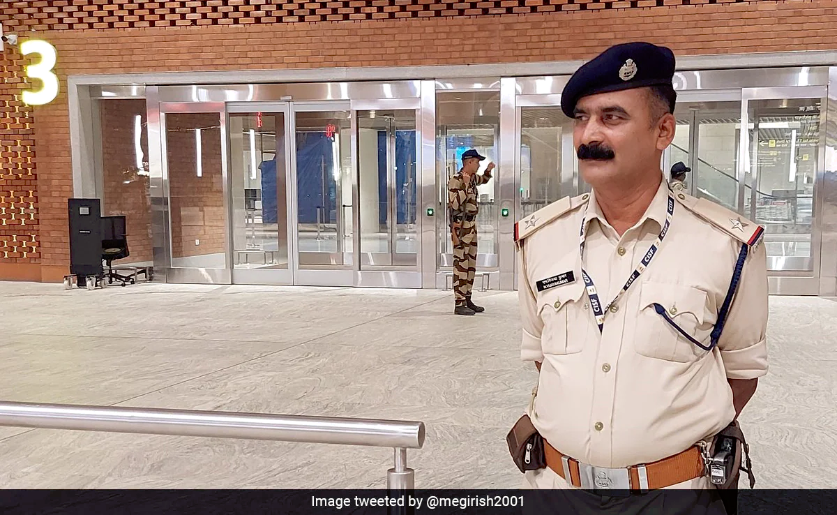 એરપોર્ટના ટોયલેટમાં મહિલા પોતાનું પર્સ અને બેગ ભૂલી ગઈ, પછી જે થયું, વિશ્વાસ નહીં થાય 2 એરપોર્ટના ટોયલેટમાં મહિલા પોતાનું પર્સ અને બેગ ભૂલી ગઈ પછી