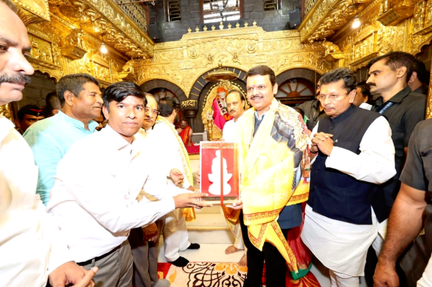‘અમે તેમની આખી પાર્ટી લઈને આવ્યા છીએ’, દેવેન્દ્ર ફડણવીસ પહોંચ્યા શિરડી, શરદ પવાર પર નિશાન સાધ્યું 1 fadnavis aug