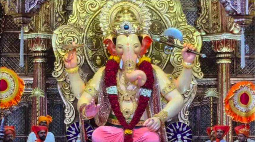 Video : મુંબઈના ‘લાલબાગચા રાજા’ના 90મા વર્ષે, ભક્તોને આ વર્ષની ગણેશ મૂર્તિની પ્રથમ ઝલક જોવા મળી. 1 Screenshot 2023 09 15 at 8.08.47 PM