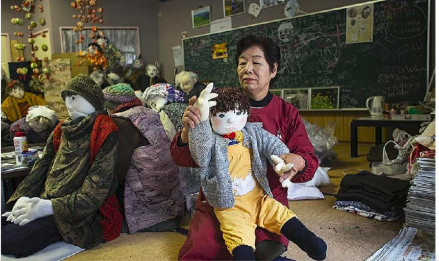 Village of Dolls - દુનિયાનું સૌથી 'ભૂતિયા' ગામ, જ્યાં માણસો બની જાય છે ઢીંગલી! કારણ જાણીને રૂંવાટા ઉભા થઇ જશે 1 Screenshot 2023 10 18 at 1.32.14 PM