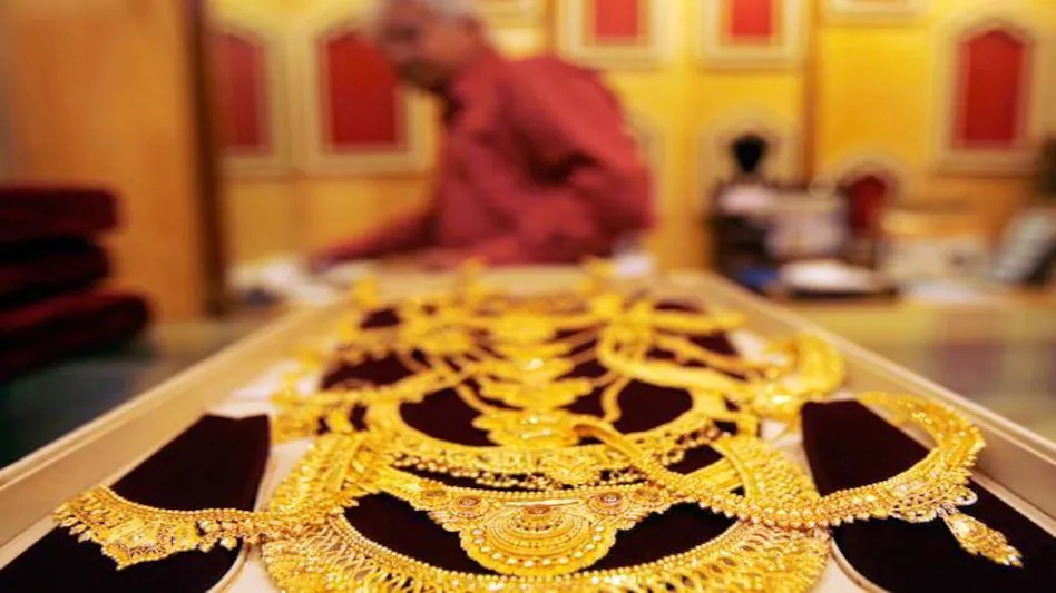 Big drop in gold and silver after 15 days check latest rate of 10 gm gold