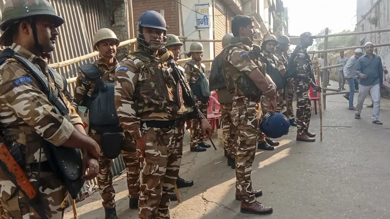 વિપક્ષના નેતા સંભલ જવા પર અડગ, માતા પ્રસાદ પાંડેના ઘરે પોલીસ તૈનાત 2 sambhal2