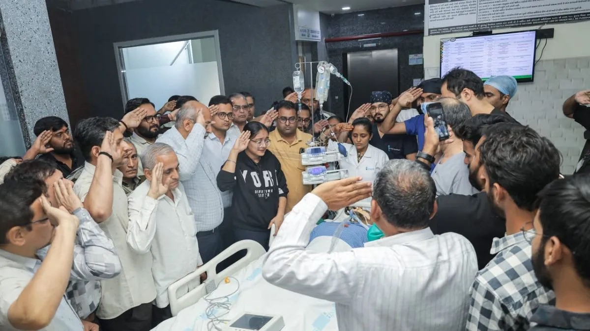 સુરતમાં બ્રેઈન ડેડ વ્યક્તિએ આપ્યું 7 લોકોને જીવનદાન, લોકોએ કર્યું સેલ્યુટ 2 WhatsApp Image 2024 12 20 at 13.57.04 1c16b6ca