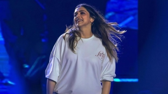 દીકરી દુઆને છોડીને દીપિકા પાદુકોણ દિલજીત દોસાંજના કોન્સર્ટની મજા માણતી જોવા મળી, વીડિયો થયો વાયરલ 2 deepika 2