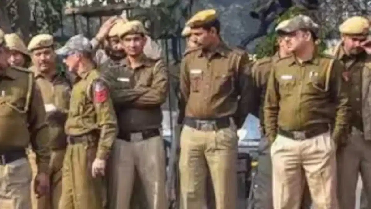 લગ્નના એક દિવસ પહેલા જ વરરાજાનું મોટું કાંડ, મેરેજ હોલ માં રમતો હતો જુગાર 2 gujarat rander district police have arrested 13 people including groom accused gambling from marriage hall1