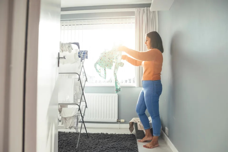 જો શિયાળામાં કપડા સરળતાથી સુકતા નથી, તો વાપરો આ ટ્રીક, તડકા વિના પણ થશે કામ. 2 hacks to dry wet clothes without sunlight in winter season1