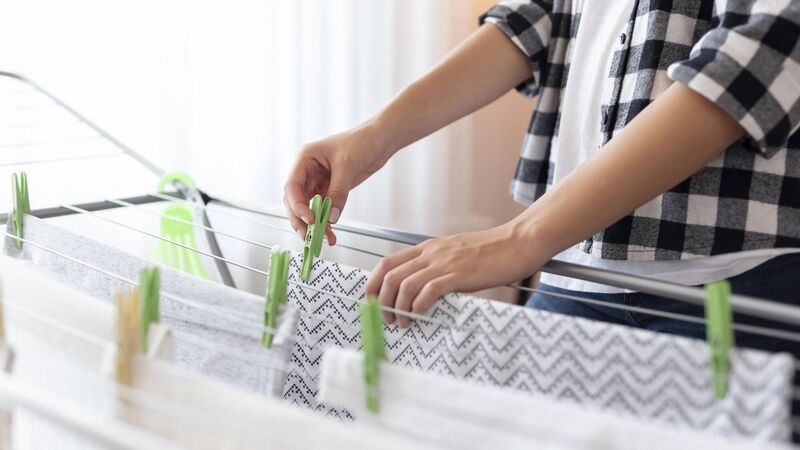 જો શિયાળામાં કપડા સરળતાથી સુકતા નથી, તો વાપરો આ ટ્રીક, તડકા વિના પણ થશે કામ. 3 hacks to dry wet clothes without sunlight in winter season2