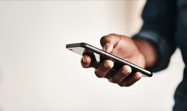 મોબાઈલ રાખવાની અને વાપરવાની 4 રીતો, જે તમારા વ્યક્તિત્વ વિશે જણાવે છે? 2 phon3