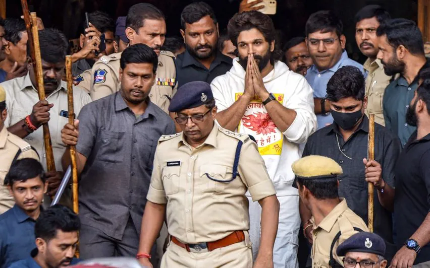 હૈદરાબાદ પોલીસે 'પુષ્પરાજ'ને મોકલ્યું સમન્સ, નાસભાગ કેસમાં પૂછપરછ થશે 3 pushpa 2 sandhya theatre stampede police summons allu arjun for questioning amid attack on his house2