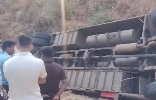 મહારાષ્ટ્રમાં ભયાનક માર્ગ અકસ્માત, લગ્નમાં જતી ખાનગી બસ પલટી, 5નાં મોત, 27 ઘાયલ 2 road accident in raigarh private bus going wedding overturned many death and injured1