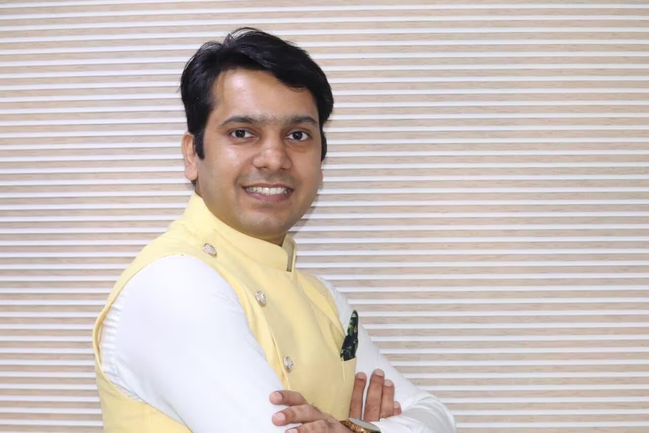 સુરતમાં સંબંધીને ત્યાં કોમ્પ્યુટર ઓપરેટરની નોકરી ન કરવી પડે એટલે ઓપરેટરે લીધું મોટું પગલું 2 surat man hated computer operator job in relatives diamond firm cuts his four fingers to make himself unavailible for job1