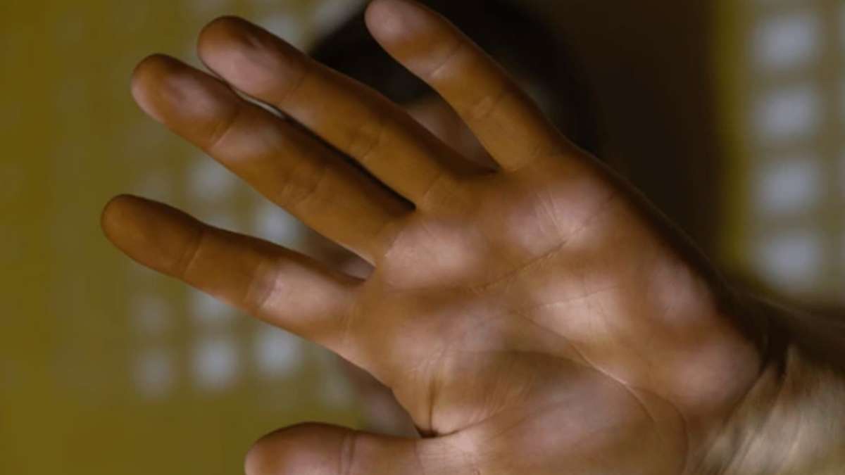 સુરતમાં સંબંધીને ત્યાં કોમ્પ્યુટર ઓપરેટરની નોકરી ન કરવી પડે એટલે ઓપરેટરે લીધું મોટું પગલું 4 surat man hated computer operator job in relatives diamond firm cuts his four fingers to make himself unavailible for job3