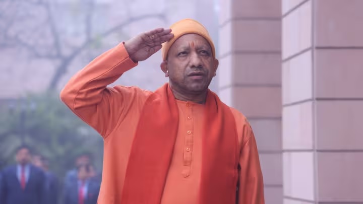 Republic Day 2025: લખનૌમાં સીએમ યોગીએ ત્રિરંગો ફરકાવ્યો, દેશ માટે કહી આ વાત 2 Republic Day 2025 CM Yogi hoisted the tricolor in Lucknow said this for the countrycvbnmfds