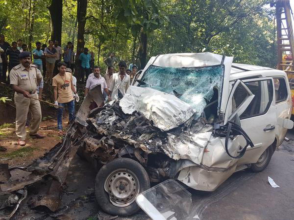 કર્ણાટકના યલાપુરામાં ખતરનાક અકસ્માત, ટ્રકનો કૂચડો બોલી ગયો 10 લોકોના મોત અને 15 ઘાયલ 2 accident