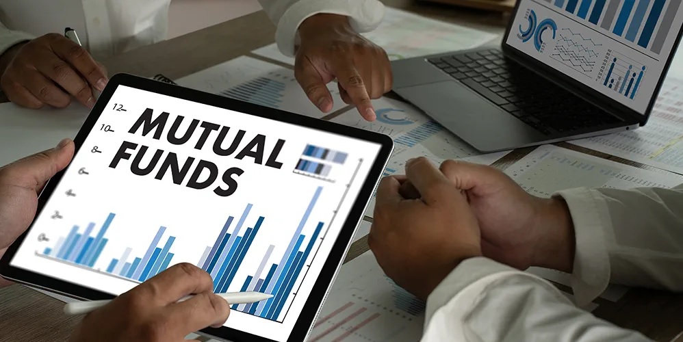 Active Vs passive Mutual funds: SIP શરૂ કરતા પહેલા આ વસ્તુ તમારે જરૂર જાણવી જોઈએ 2 active vs passive mutual funds what you must know before starting a sipsdfgbnhjklhgf