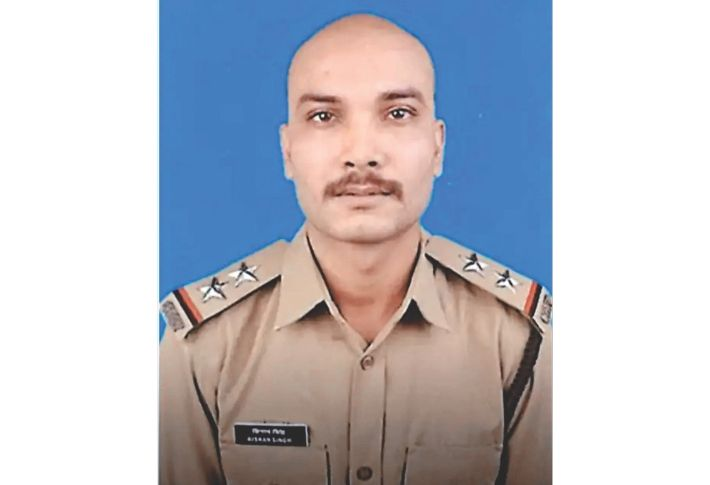 CISF જવાને જ પોતાને સુરત ઈન્ટરનેશનલ એરપોર્ટ પર મારી ગોળી, સારવાર દરમિયાન થયું મોત 3 cisf jawan shot himself at surat international airport died during treatment