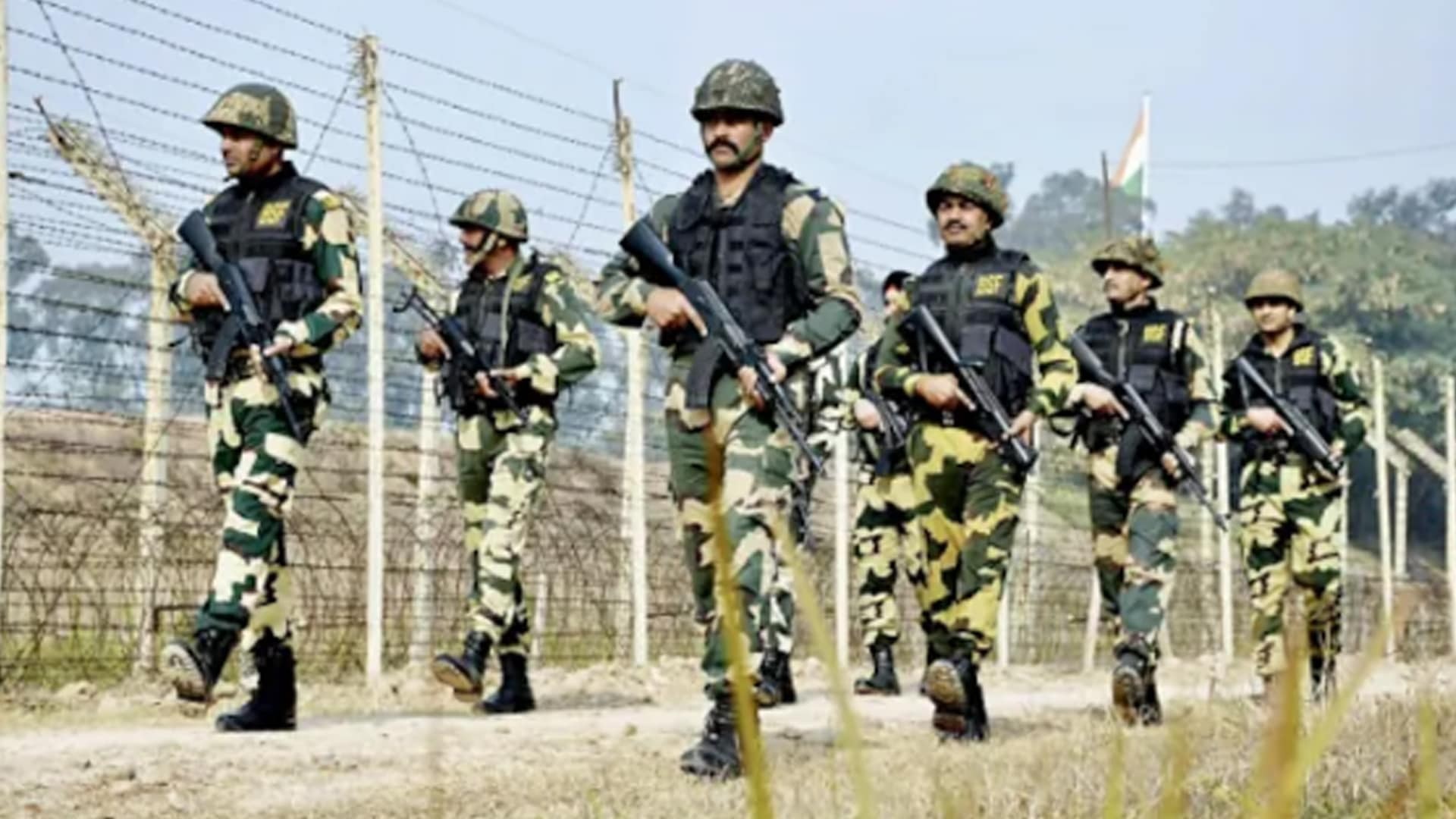 ભારત-બાંગ્લાદેશ સરહદ પર ફરી પરિસ્થિતિ વણસી, ખેડૂતો વચ્ચે બોલાચાલી થતા બાખડી પડ્યા 3 india bangladesh border situation worsened clashes broke out after an altercation between farmers west bengal malda bsf2