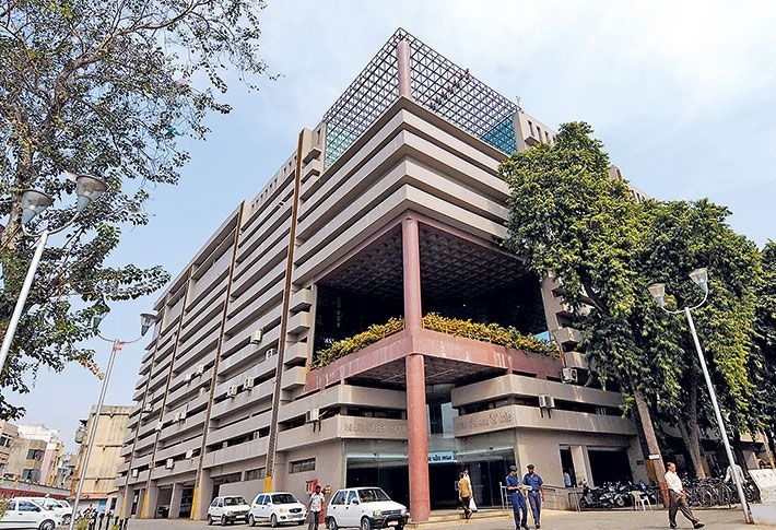 AMCમાં હેડ ક્લાર્ક દ્વારા થયેલ ભરતી કૌભાંડનો પર્દાફાશ, ઉમેદવારોના માર્ક્સ બદલનાર AMC હેડ ક્લાર્ક જડપયો 3 recruitment scam by officials in amc exposed amc head clerk arrested for changing candidates marks1