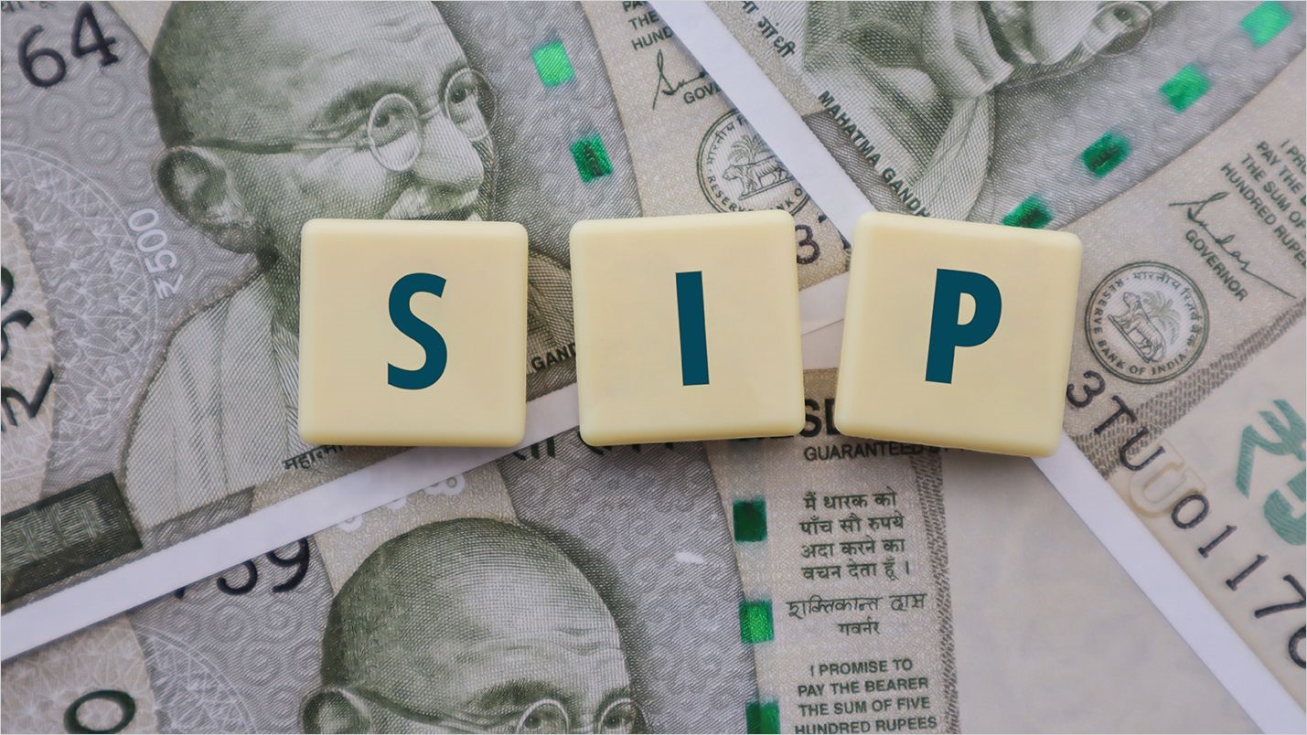 માત્ર 10,000 રૂપિયા ની SIPથી બનાવ્યું કરોડોનું ફંડ, આ યોજનાએ બનાવ્યા માલામાલ 2 sip of rs 10 000 created a fund of rs 3 crore quant elss tax saver fund did wonders in 25 years4343