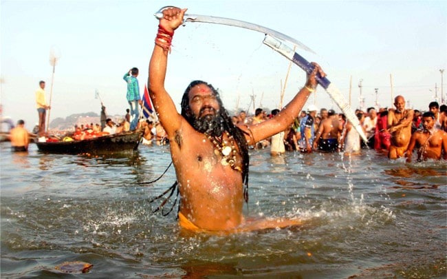 જૂનાગઢના શિવરાત્રી મેળામાં સાધુઓ અને સંતોએ મૃગી કુંડમાં સ્નાન કર્યું અને શાહી શોભાયાત્રા કાઢી 2 At the Shivratri fair in Junagadh monks and saints bathed in the Mrig Kund and took out a royal procession