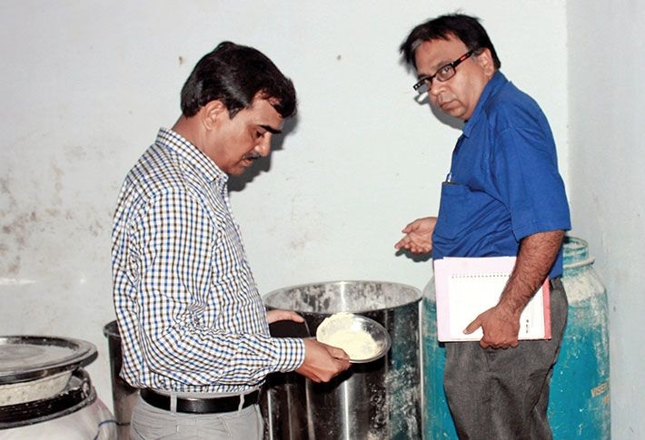 રાજ્યમાં FDCA એ એક વર્ષમાં પાડ્યા 100થી વધુ દરોડા, 3 લાખ કિલોથી પણ વધુના ખાદ્ય પદાર્થો જપ્ત કર્યા 2 FDCA conducted more than 100 raids in the state in a year seized more than 3 lakh kg of food items