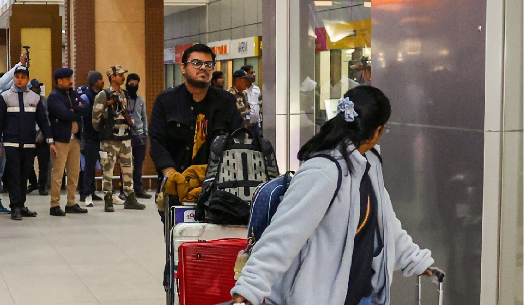 હવે ગુજરાત એરપોર્ટ પર ઉતરેલી ફ્લાઇટને મળી ઉડાવી દેવાની ધમકી, સીટ નીચેથી મળ્યો ધમકી વાળો પત્ર 3 Now a flight that landed at Gujarat airport has received a threat to blow it up a threatening letter was found under the seat