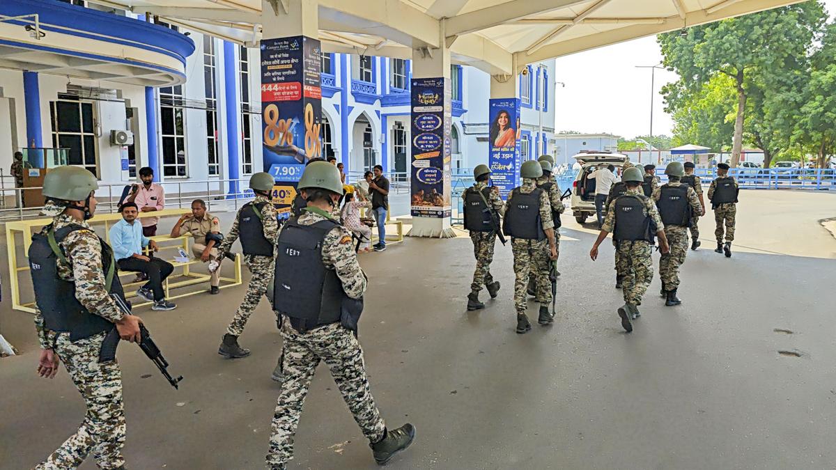 હવે ગુજરાત એરપોર્ટ પર ઉતરેલી ફ્લાઇટને મળી ઉડાવી દેવાની ધમકી, સીટ નીચેથી મળ્યો ધમકી વાળો પત્ર 2 Now a flight that landed at Gujarat airport has received a threat to blow it up a threatening letter was found under the seat2