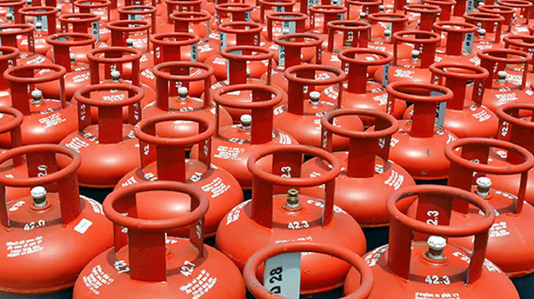 બજેટ પહેલા સારા સમાચાર, LPG કોમર્શિયલ સિલિન્ડર સસ્તો થયો 2 budget oil marketing companies have revised the prices of commercial lpg gas cylinders rate reduced by7