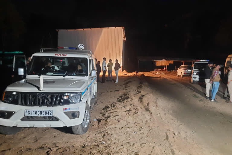 વડોદરામાં દરોડા દરમિયાન જપ્ત કરાયું 3 કરોડ રૂપિયાનું સિન્થેટિક ડ્રગ્સ, આ રીતે ચાલી રહ્યો હતો ગોરખ ધંધો 2 gujrat vadodara drugs raid by police inside a factory running in hut lcltm rptc