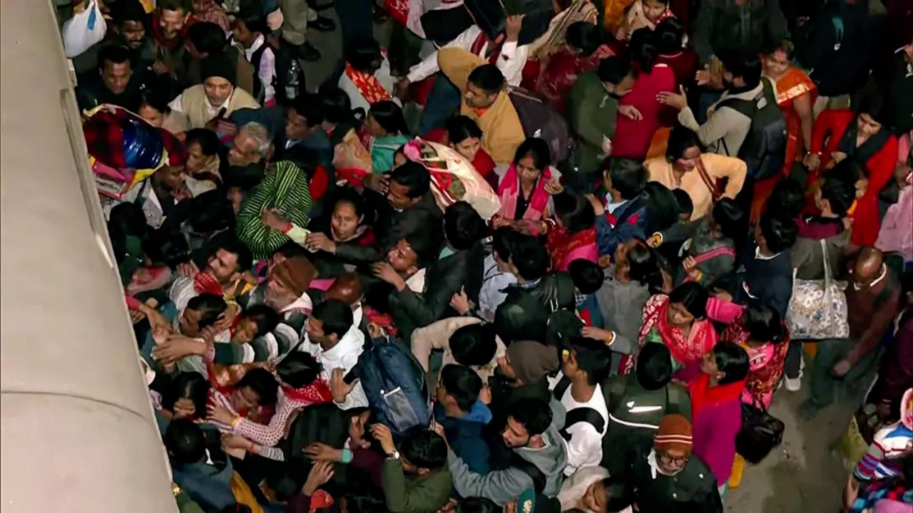 નવી દિલ્હી રેલ્વે સ્ટેશન પર થયેલી ભાગદોડમાં 18 નહીં પણ આટલા લોકોના મોત, RPF રિપોર્ટમાંથી મોટો ખુલાસો 2 new delhi railway station stampede accident rpf submit investigation report on death number