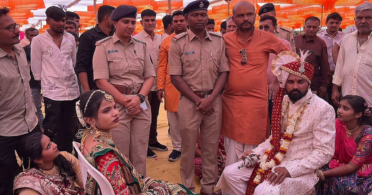 ખાખીએ ગુજરાતમાં દિલ જીતી લીધા, જ્યારે સમૂહ લગ્નના આયોજકો ભાગી ગયા, પોલીસે યુગલોના લગ્ન કરાવી દીધા, કોણ છે IPS સજ્જન સિંહ પરમાર? 2 rajkot mass marriage scam organisers runaway leave brides and grooms in lurch city police wins hearts dcp ips s v parmar1