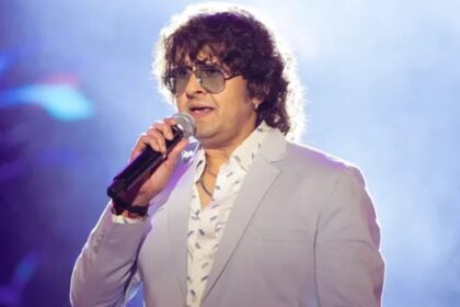 sonu nigam live concert disrupted as crowd pelting stones and bottles