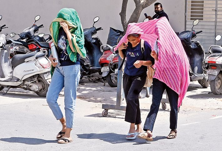 રાજકોટમાં ભારે ગરમી, તાપમાન 44.4 ડિગ્રીને પાર, આગામી ત્રણ દિવસ સુધી અમદાવાદમાં ગરમીનો કહેર રહેશે 2 Extreme heat in Rajkot temperature crosses 44.4 degrees heat wave will continue in Ahmedabad for the next three days A