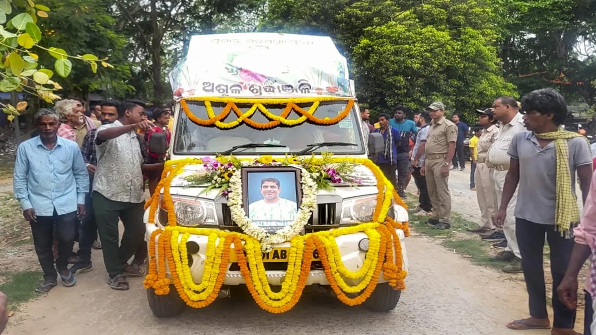 સીએમ માઝીએ પહેલગામમાં મૃત્યુ પામેલા પ્રશાંતના પરિવારને 20 લાખ રૂપિયાનું વળતર અને તેમની પત્નીને નોકરી આપવાની જાહેરાત કરી 2 Former CM announces Rs 20 lakh compensation to the family of Prashant who died in Pahalgam and job for his wife A
