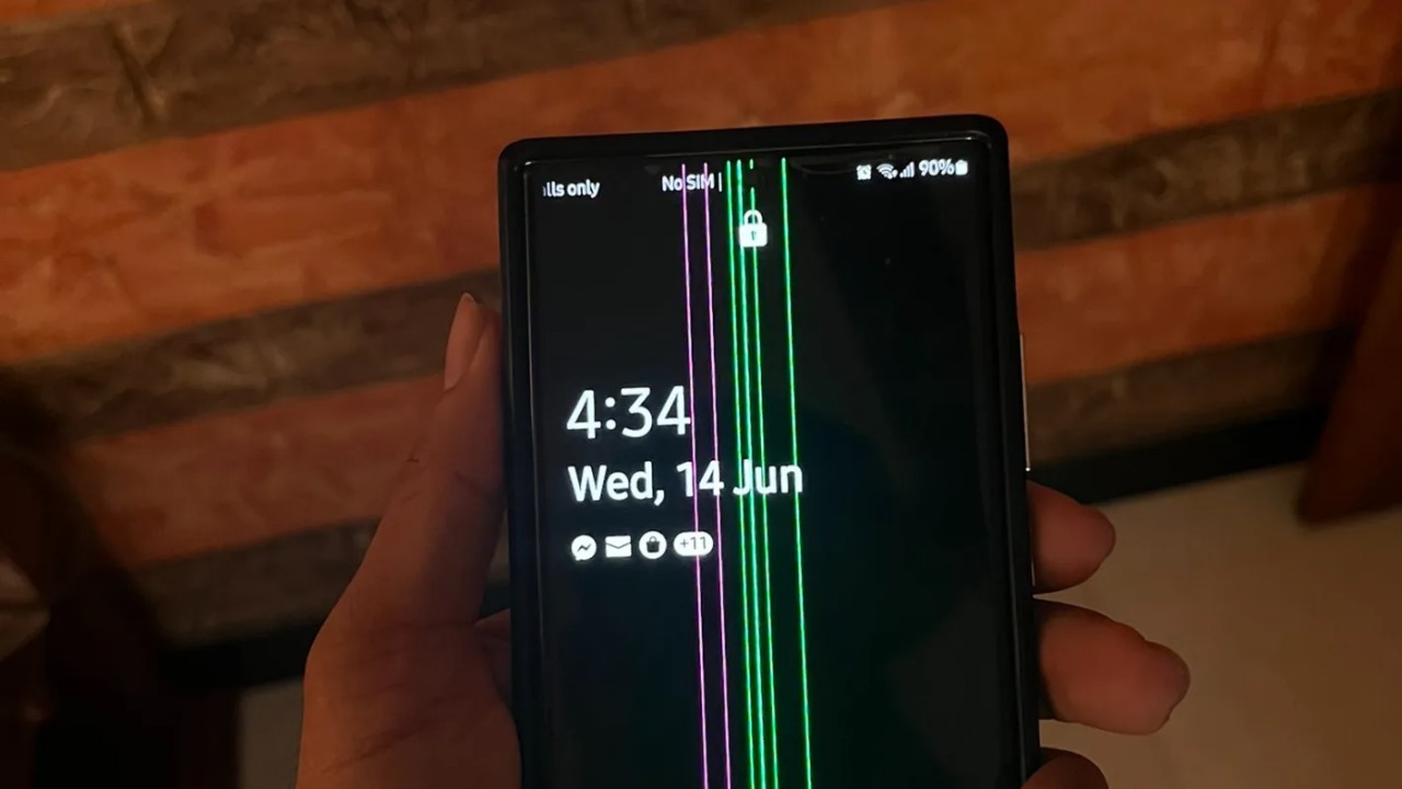 Samsung has made users happy now screens with green lines will be replaced free of charge until this month A