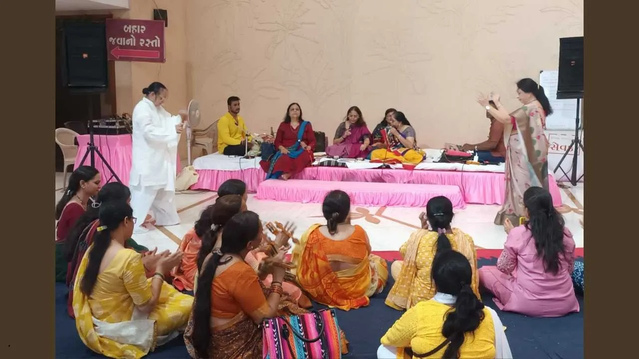 સુરતમાં શ્રી ગોવર્ધનનાથજીની હવેલીમાં શ્રી વલ્લભાચાર્યની જન્મજયંતિ ખૂબ જ ધામધૂમથી ઉજવવામાં આવી 2 Shri Vallabhacharyas birth anniversary was celebrated with great pomp and ceremony at Shri Govardhanathjis mansion in Surat. A