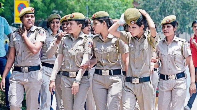 દેશમાં આટલી મહિલા પોલીસ અધિકારીઓના ખભા પર છે મહત્વપૂર્ણ જવાબદારીઓ, 90% મહિલાઓ જુનિયર રેન્ક પર કાર્યરત 2 This is how many women police officers in the country have important responsibilities on their shoulders 90 of women work at junior ranks
