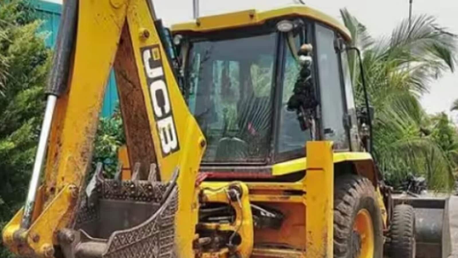 Bulldozers razed to the Madrasa of a Maulana with Pakistani links in Gujarat A