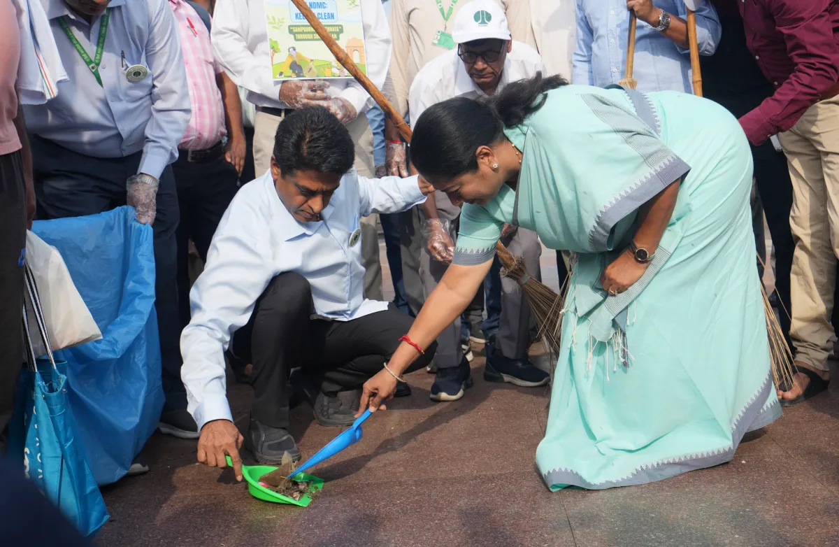 CM રેખા ગુપ્તાએ કનોટ પ્લેસની સફાઈ કરી, 20 દિવસ ચાલશે અભિયાન 2 CM Rekha Gupta cleans Connaught Place campaign will continue for 20 days A