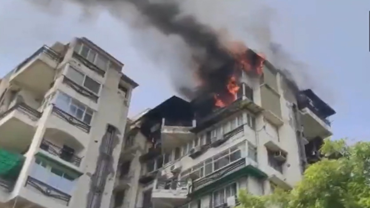fire in delhi dwarka sector 13 sabad apartment black smoke covered the sky1