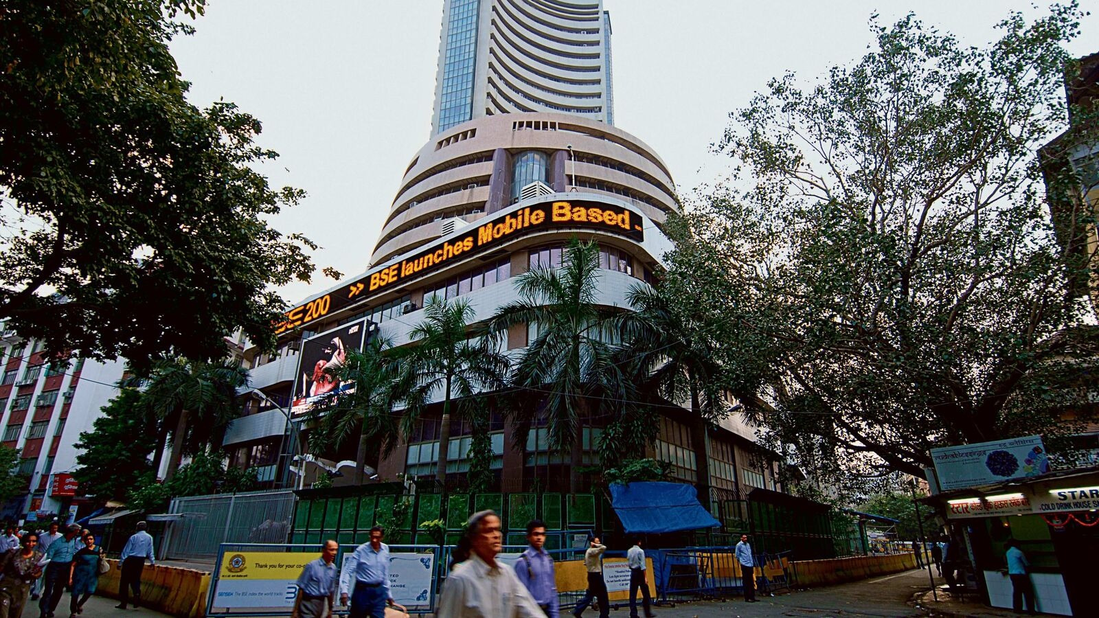 share market closes flat today sensex at 82392 nifty stable stock market latest update today