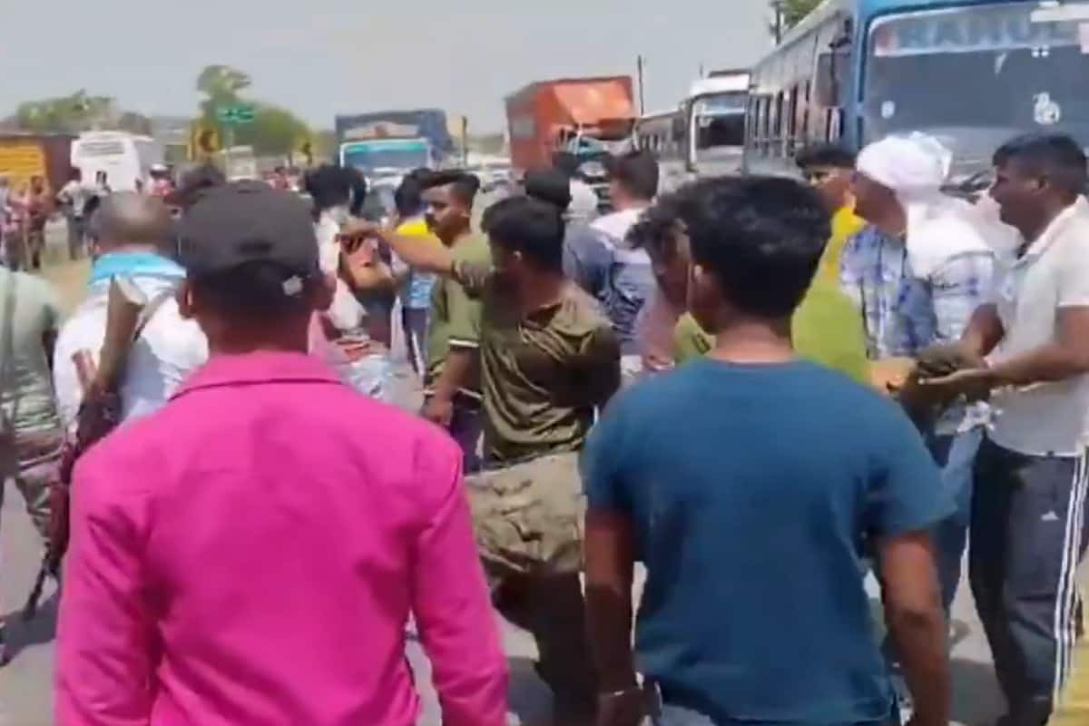 truck and police bus collide on ara chhapra bridge 17 jawans injured in bihar1