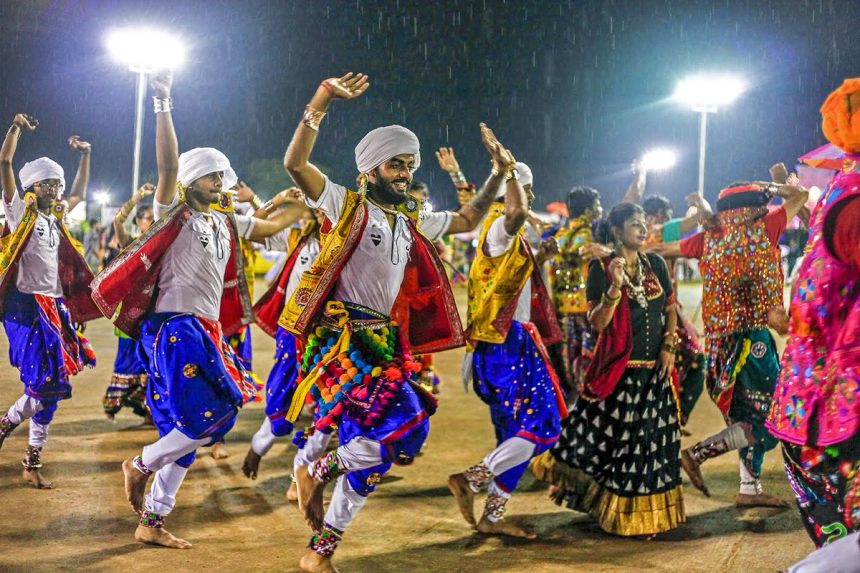 વાદલડી વરસી રે, સરોવર છલી વળ્યાં... ગુજરાતી ગરબો 1 garba 1